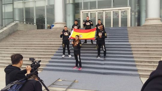 alumnos en la escalera con una bandera de España